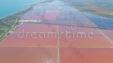 在意大利无人机飞行中，盐面盐水<strong>延伸</strong>到马格丽塔迪萨沃亚阿普利亚市的海上海岸线上